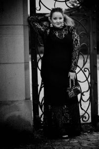 fashion_blog_blogger_dress_redcarpet_evening_lace_plussize_curvy_curves_infatstyle